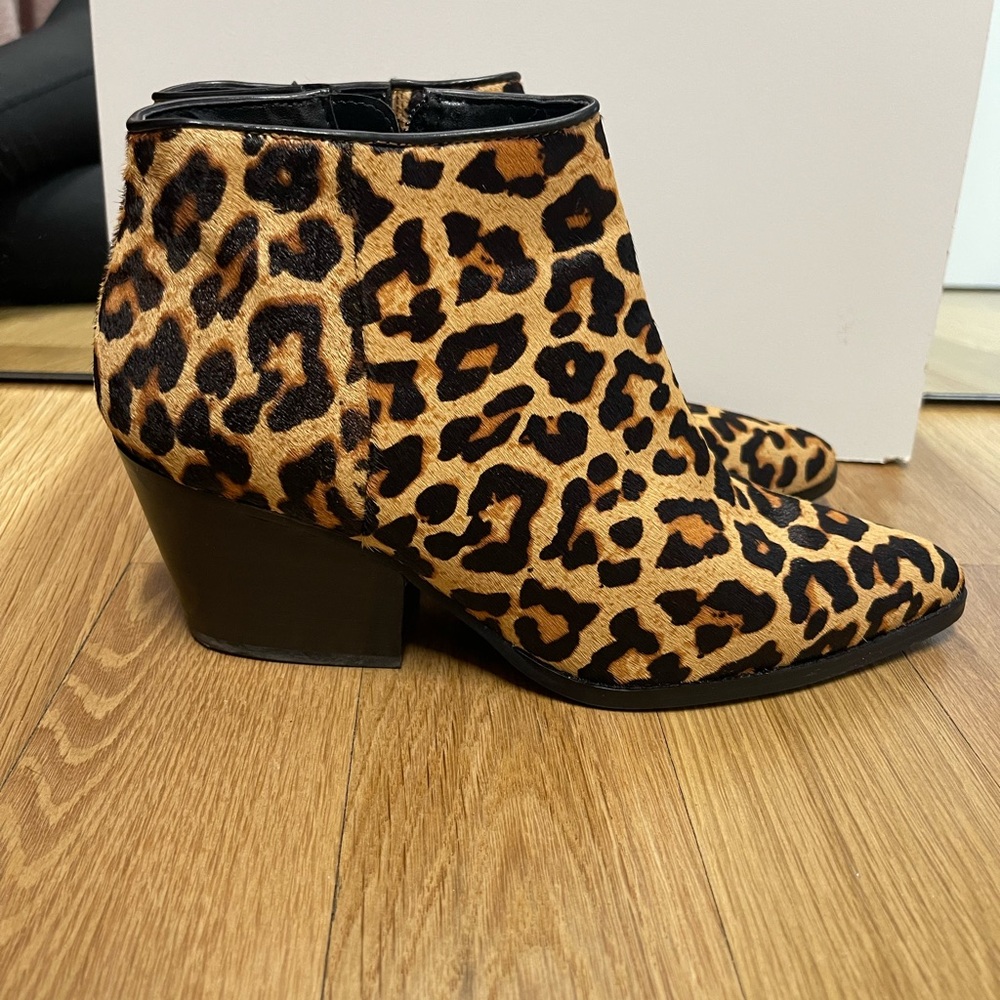 Bleecker & bond women’s size 7 leopard print full winter calf hair booties